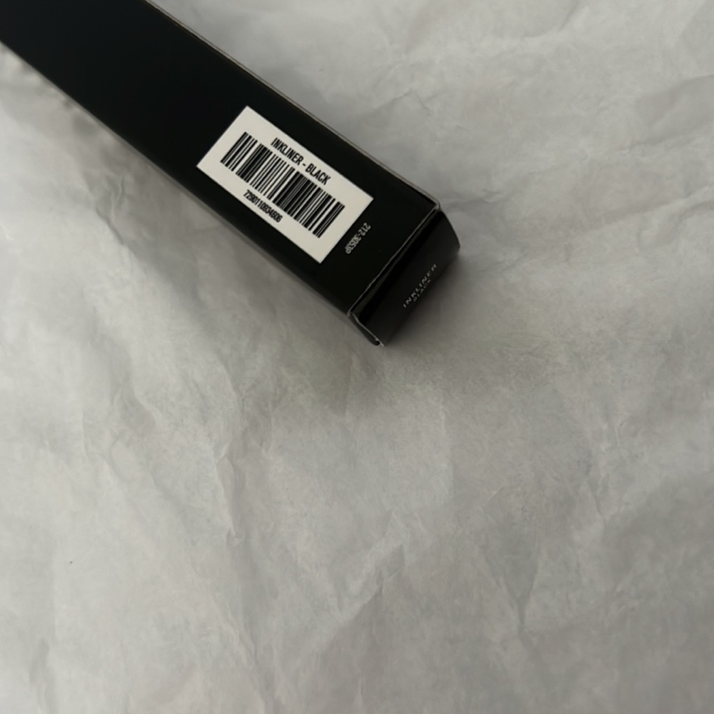 Il Makiage INKLINER LIQUID EYELINER
SILKY-MATTE WATERPROOF LINER 🖤 - Picture 4 of 4